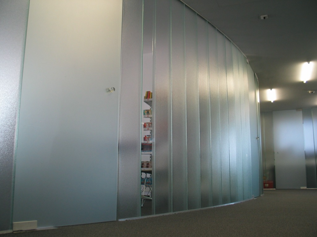 Glaswand Profilbauglas mit Tür Orn. 504 ESG